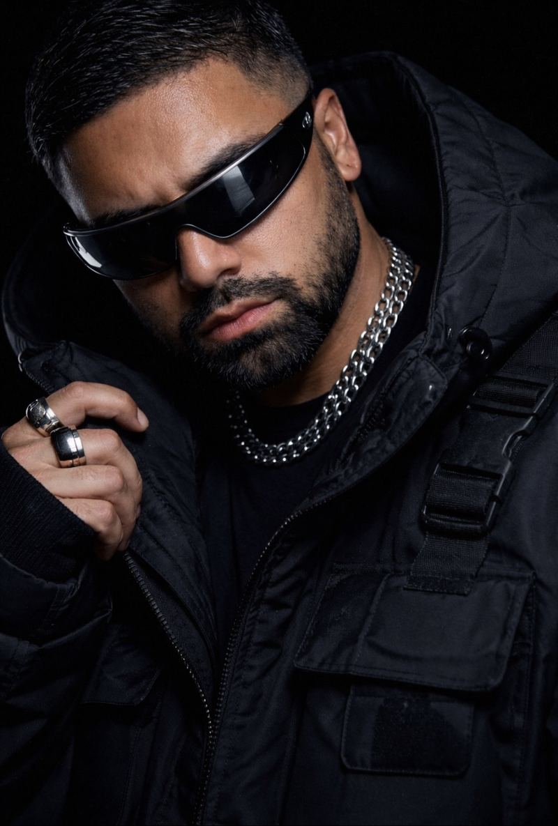 Retrato de Danel Jammes con gafas envolventes y cadena