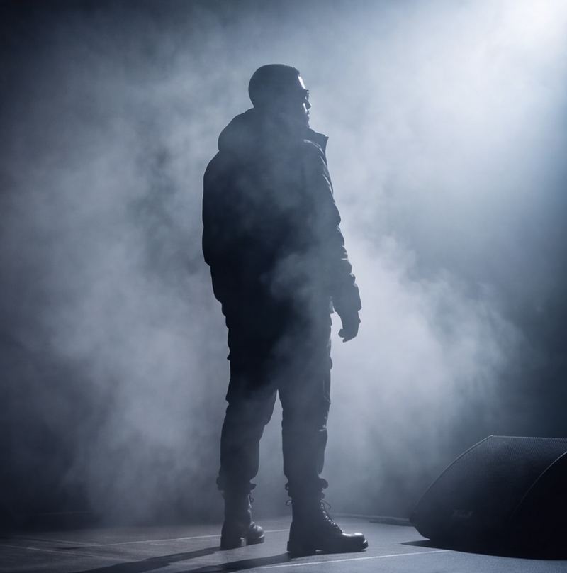 Silueta de Danel Jammes en el escenario entre humo